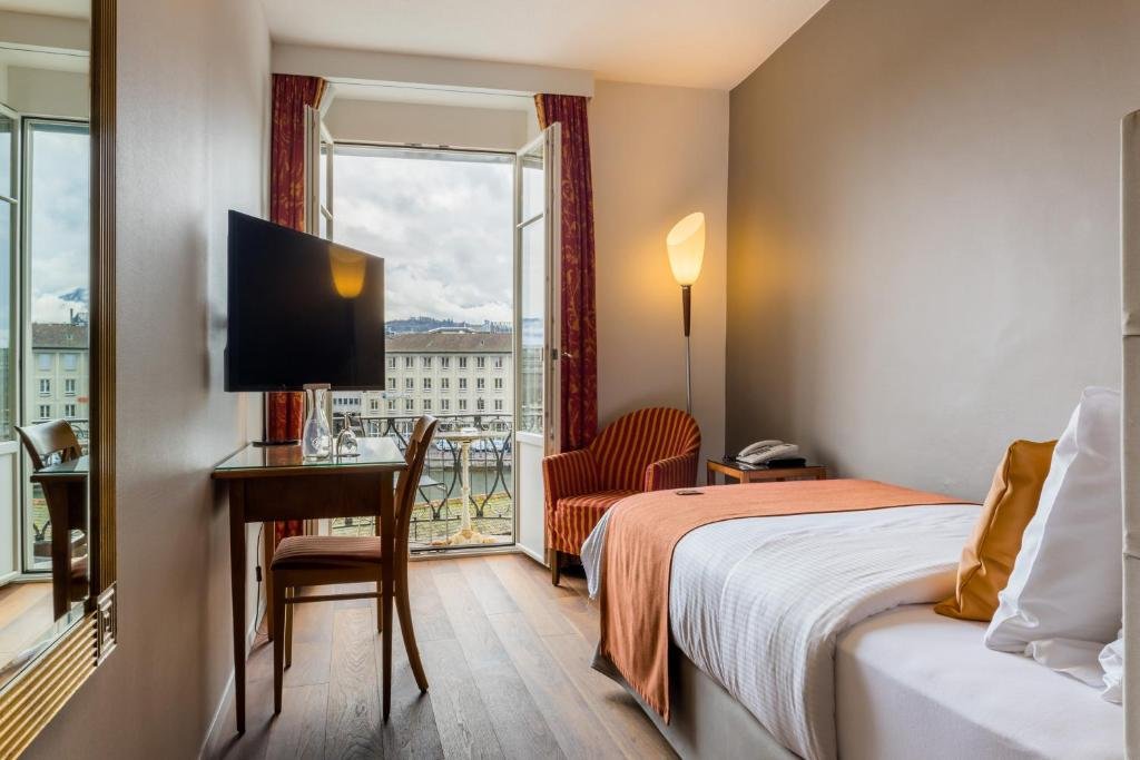 hidden gems in Switzerland: Hotel room 5