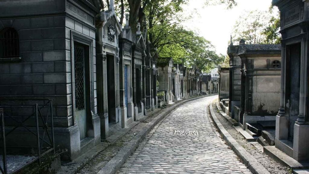 hidden gems in Paris: pare-lachaise cemetery