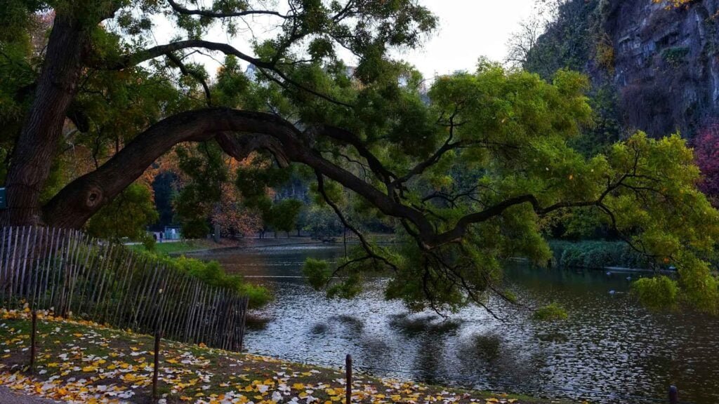 hidden gems in Paris: parc des buttes