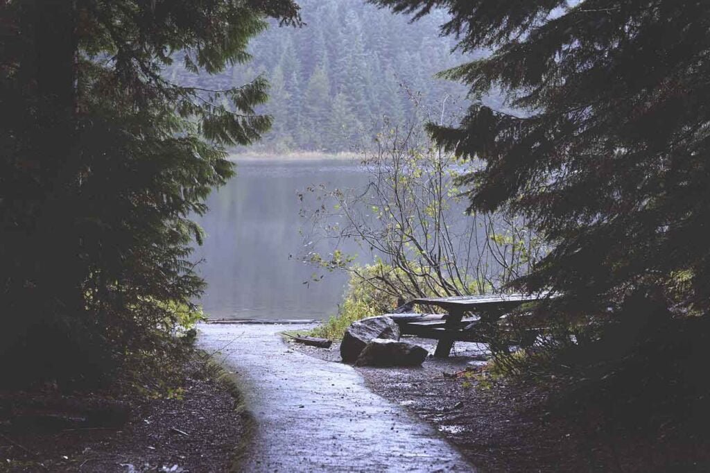 hidden gems in Switzerland: Lake side picnic